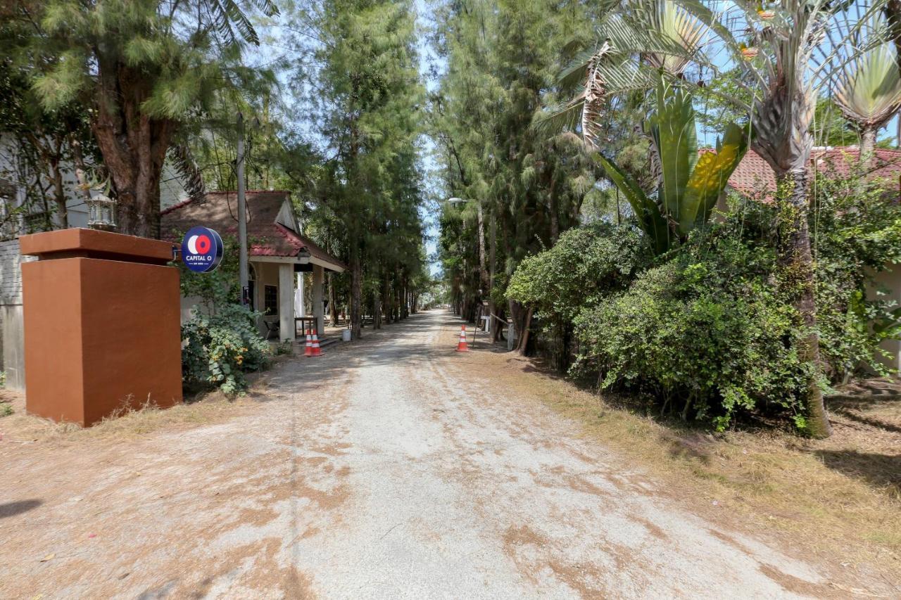 Villa Danialla Beach Resort Kampong Ayer Terjun Pinang Exterior foto